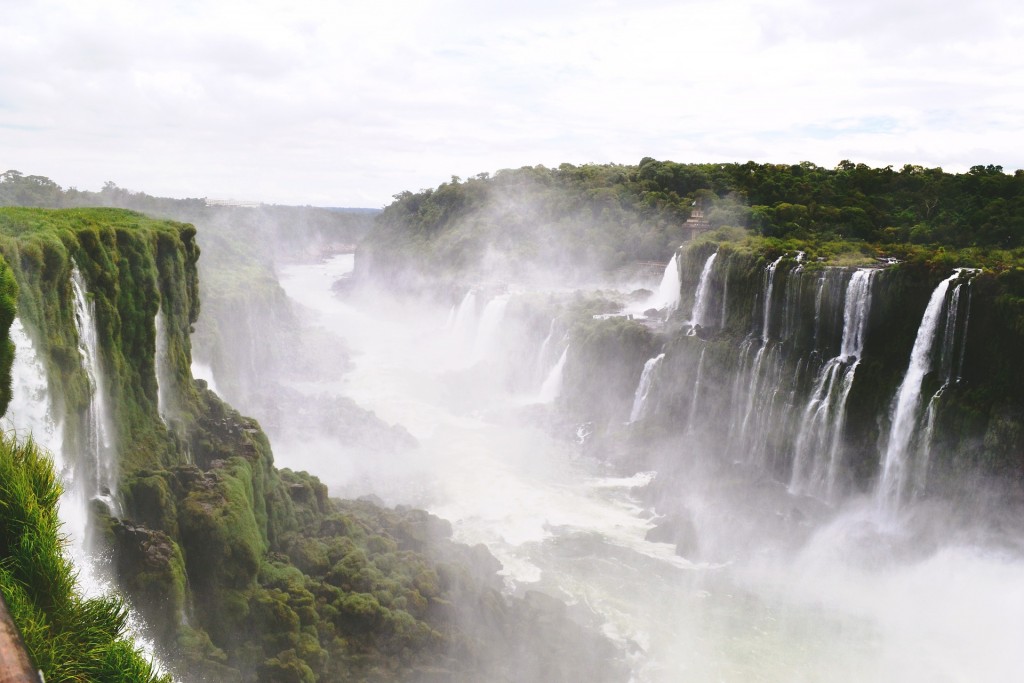 アルゼンチンとブラジルの世界遺産：イグアスの滝