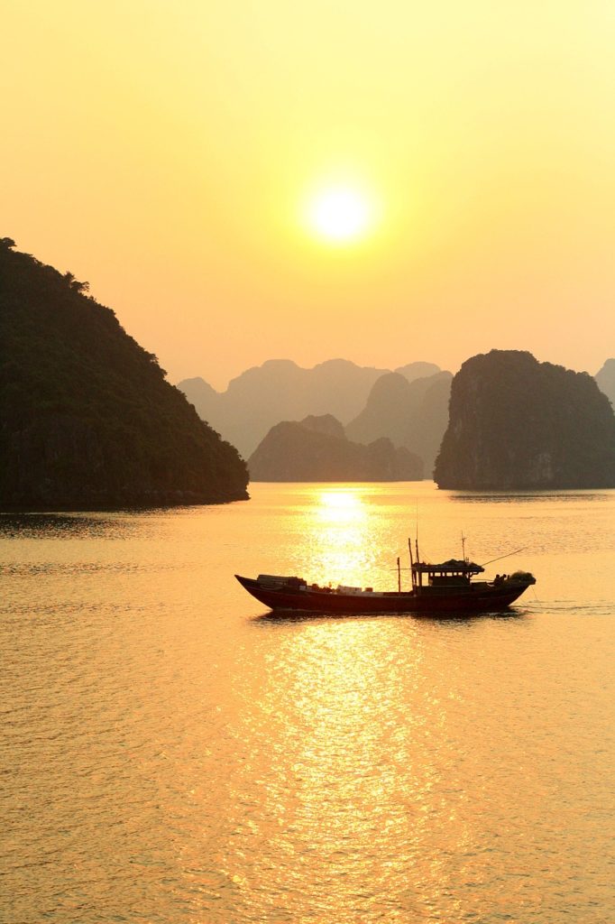 【龍の伝説】ベトナムの世界遺産：ハロン湾の歴史【鍾乳洞と奇岩】
